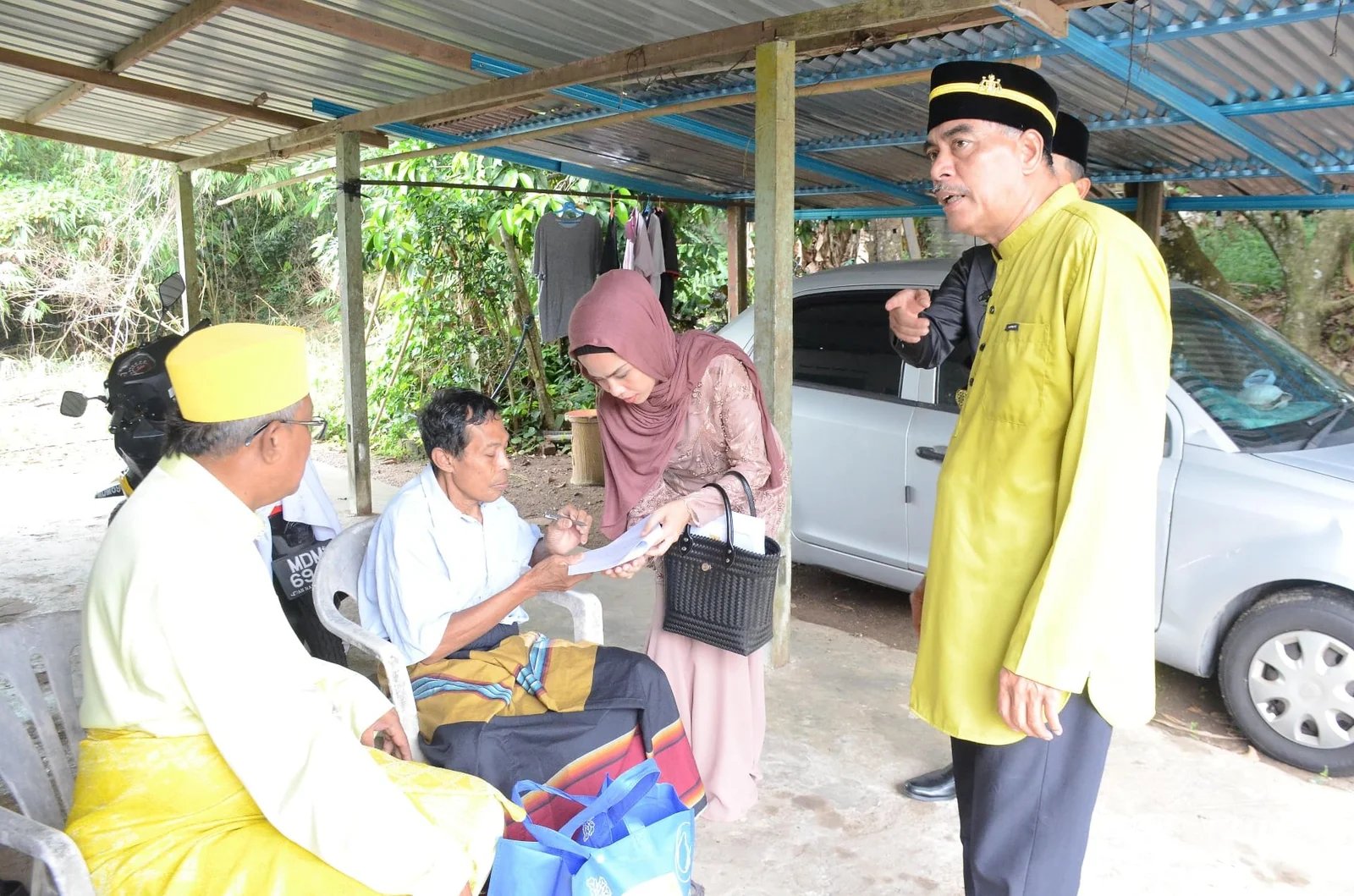 Sumbangan prihatin YAM Undang Naning Ke-20 kepada penduduk Naning